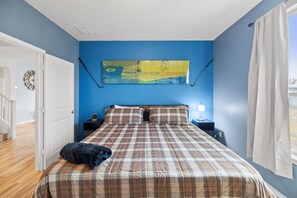 5 bedrooms, desk, iron/ironing board, WiFi (free)