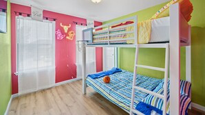 5 Schlafzimmer, Schreibtisch, Bügeleisen/Bügelbrett, Reisekinderbett