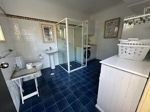 Shower, towels, soap, toilet paper - 3-bedroom house in charming Bawley Point (Bawley Point)