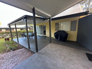 Outdoor dining - 3-bedroom house in charming Bawley Point (Bawley Point)
