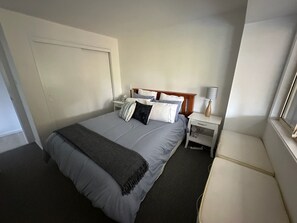 Iron/ironing board, WiFi, bed sheets - 3-bedroom house in charming Bawley Point (Bawley Point)