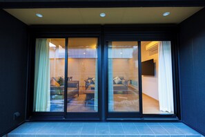 Villa – deluxe, bakgårdsutsikt | Terrasse/patio