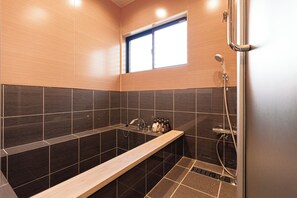 Villa Deluxe, vista al patio | Baño | Tina y regadera independientes y amenidades de baño gratuitas 
