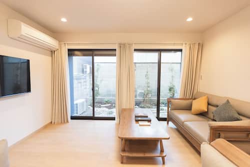 Villa Deluxe, vista al patio | Sala de estar | Televisión de pantalla plana de 40 pulgadas con canales digitales