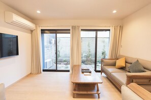 Vila luxo, vista para o pátio | Sala de estar | TV de tela plana 40 polegadas com canais digitais