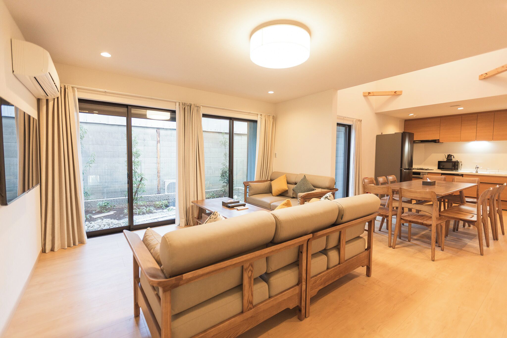 Villa – deluxe, bakgårdsutsikt | Oppholdsrom | En 40-tommers Flatskjerm-TV med digitale kanaler