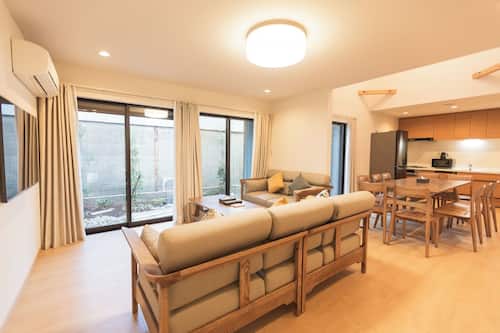 Villa Deluxe, vista al patio | Sala de estar | Televisión de pantalla plana de 40 pulgadas con canales digitales