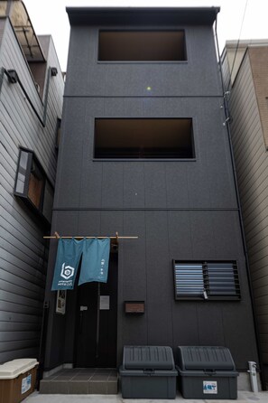 A modern building with a flat facade, two windows, and a small entrance. - b&FLAT-Hanazono (Osaka)