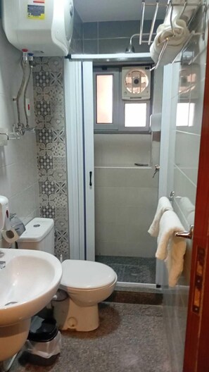 Chambre Économique Double ou avec lits jumeaux, vue cour intérieure | Salle de bain