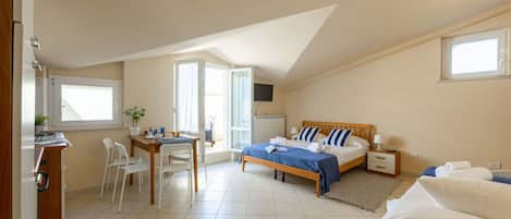 Travel crib, free WiFi