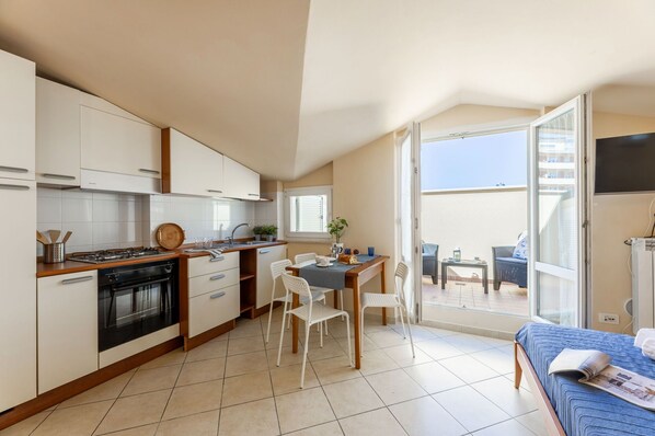 Fridge, oven, stovetop, dishwasher