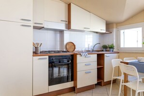 Réfrigérateur, un four, surface de cuisson, lave-vaisselle