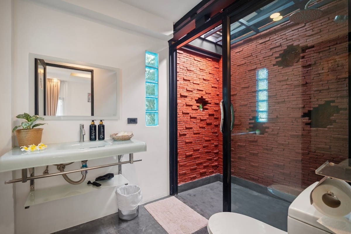 Comfort Bungalow, Patio, Garden View | Bathroom | Shower, hair dryer, towels, soap