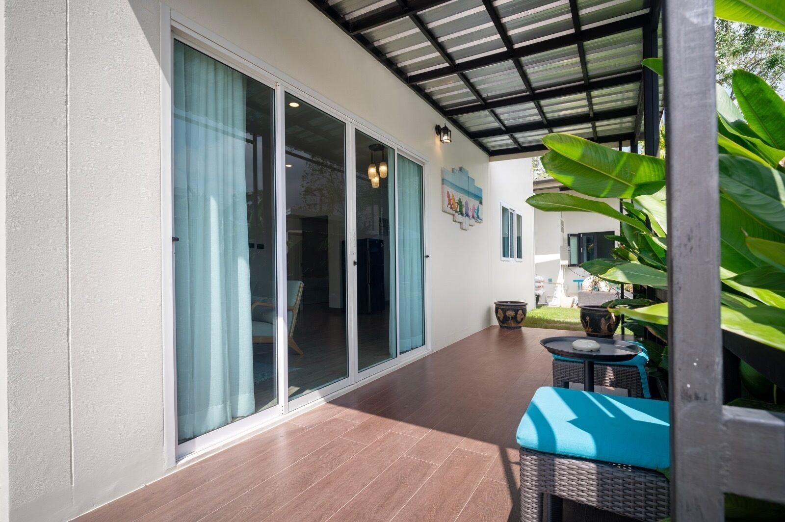 Espacio para trabajar con laptop y wifi gratis 