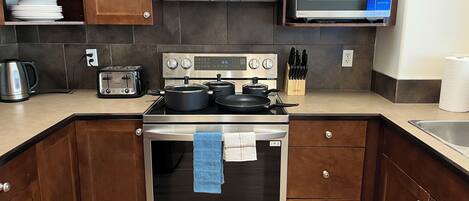 Kylskåp, mikrovågsugn, ugn och spishäll