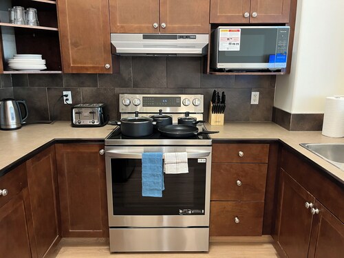 Park View, King Bed, Bright, Modern, Fully Stocked (Unit 3 of 3)