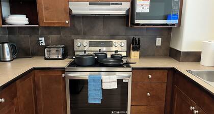 Park View, King Bed, Bright, Modern, Fully Stocked (Unit 3 of 3)