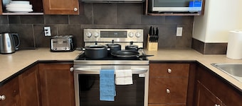 Park View, King Bed, Bright, Modern, Fully Stocked (Unit 3 of 3)