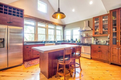 4BR Fennville Farmhouse