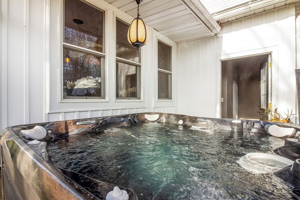 Indoor spa tub