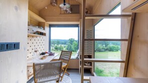 Una cocina moderna con comedor, ventanas amplias y vistas al exterior.