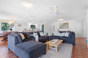 Living area - The Coral Hideaway - coastal escape/ocean views (Pacific Heights)