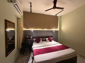 Comfort Double Room | Egyptian cotton sheets, premium bedding, memory foam beds, in-room safe - Jogi Lodge (Varanasi)