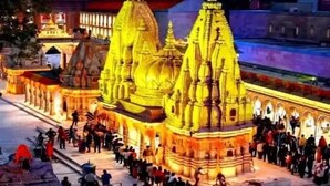 A temple with multiple spires and a crowd of people. - Jogi Lodge (Varanasi)