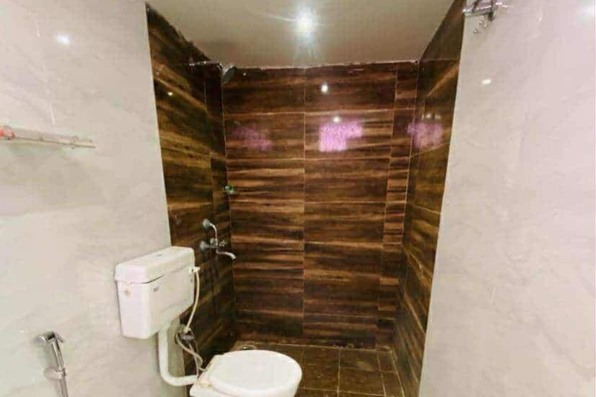 Deluxe Double Room, City View | Bathroom | Shower, free toiletries, towels, soap