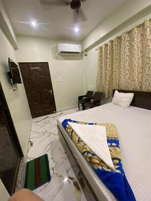 Egyptian cotton sheets, premium bedding, memory foam beds, in-room safe