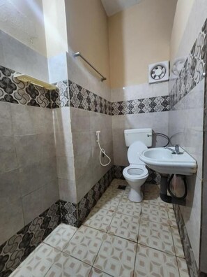 Delad sovsal för familj - balkong - utsikt mot staden | Badrum