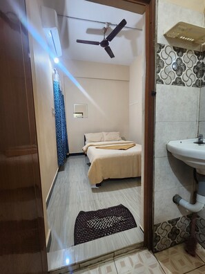 Deluxe Room, Balcony, City View | Bathroom