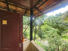 Dormitorio compartido familiar, balcón, vistas a la ciudad | Jardines del alojamiento