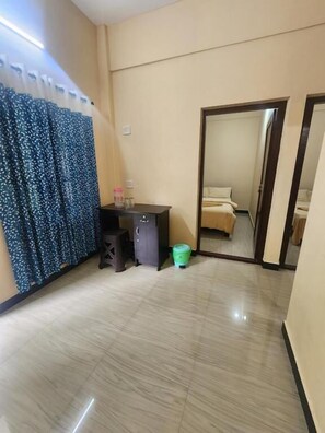 Delad sovsal för familj - balkong - utsikt mot staden | Gratis wi-fi