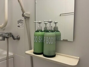 ヘアドライヤー、タオル、石鹸、トイレットペーパー