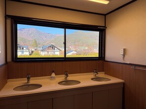 Interior detail - Kawaguchiko Shirataki Ryokan (Fujikawaguchiko)