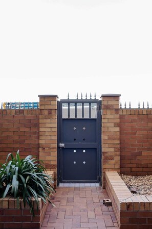 Property grounds - Beachfront Getaway with Views, Pool & Tennis Court (Newcastle East)