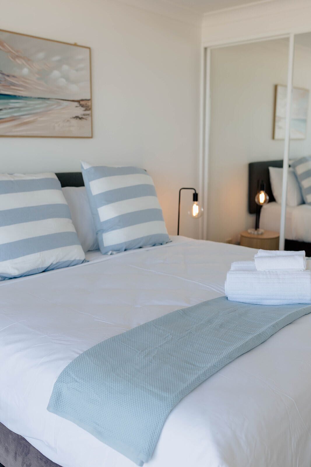 3 عدّة غرف نوم ومكواة/لوح كي وواي فاي وملاءات أسرّة