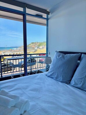 3 bedrooms, iron/ironing board, WiFi, bed sheets - Beachfront Getaway with Views, Pool & Tennis Court (Newcastle East)