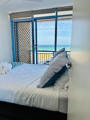 3 bedrooms, iron/ironing board, WiFi, bed sheets - Beachfront Getaway with Views, Pool & Tennis Court (Newcastle East)