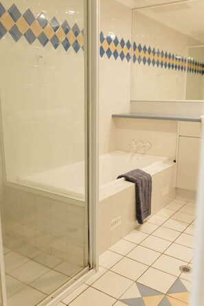 مجففات شعر، مناشف، صابون، ورق حمّام