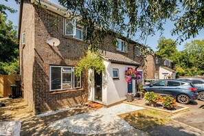 Exterior - Modern Coastal Cottage|Hottub|Parking|Pets welcome (Hampshire)