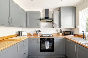 Private kitchen - Modern Coastal Cottage|Hottub|Parking|Pets welcome (Hampshire)
