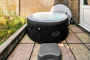 Terrace/patio - Modern Coastal Cottage|Hottub|Parking|Pets welcome (Hampshire)