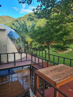 Rom, 2 soverom, hageutsikt | Terrasse/patio