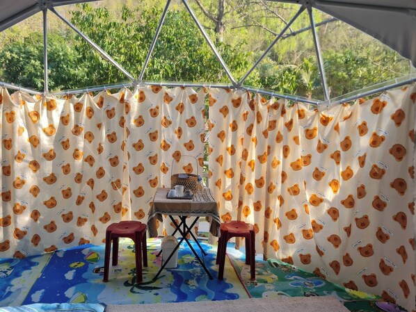 Herbergi - 2 svefnherbergi - útsýni yfir garð | Útiveitingasvæði