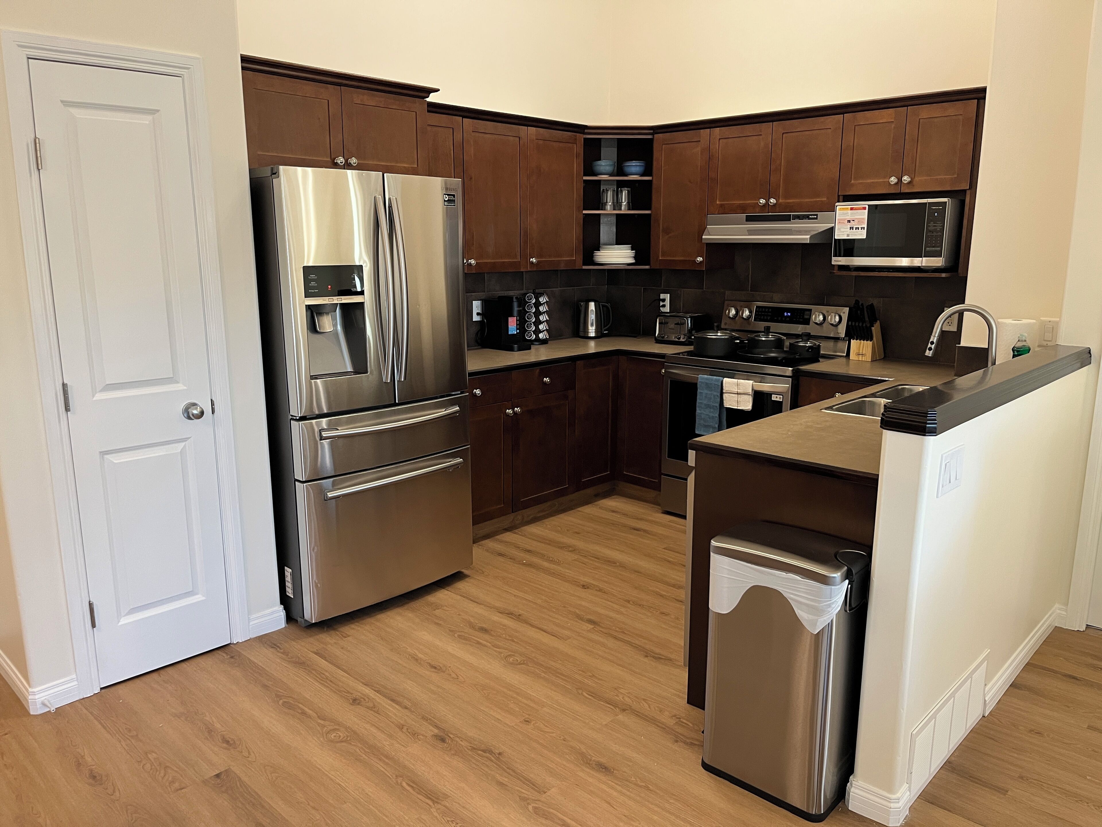 Jääkaappi, mikroaaltouuni, uuni, liesi