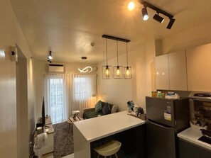 Kühlschrank, Mikrowelle, Herdplatte