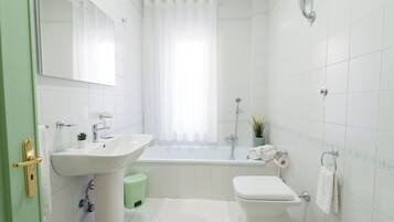 Doccia, set di cortesia gratuito, asciugacapelli, bidet