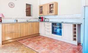 Fridge, microwave, dishwasher, cookware/dishes/utensils